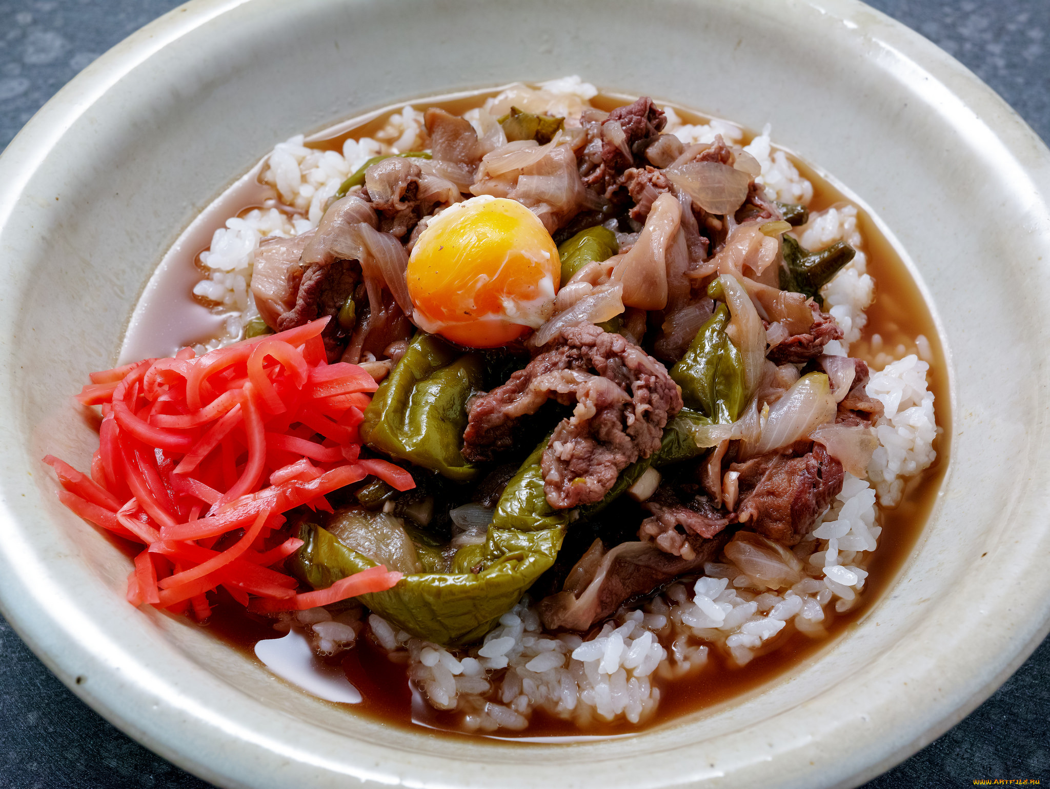 Meat rice. Рис с мясом и овощами. Черный рис с мясом и овощами. Вторые блюда рис с мясом. Уйгурское блюдо с овощами и мясом и рисом.